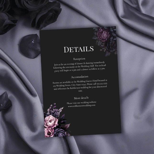 Gotisk svart blomsterbröllopsdetaljkort inbjudningar (Gothic Black Floral Wedding Details Card on a gothic wedding table with black roses)