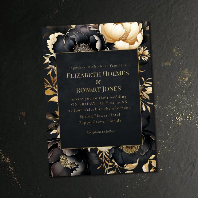 Gotisk svart & guld peony bröllopsinbjudan inbjudningar (Gothic Black & Gold Peony Wedding Invitation on a dark vintage wedding table.)
