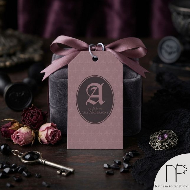 Gotiska Fleur-de-Lis Monogrampresentkort Presentetikett (Dusty mauve and dark purple monogram gothic gift tags featuring a tone-on-tone fleur-de-lis pattern.)