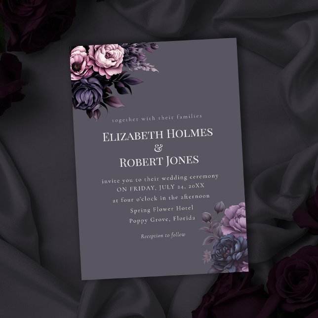 Gotiskt plommonsblommigt bröllopsinbjudan inbjudningar (Gothic Plum Floral Wedding Invitation on a gothic wedding table with dark roses)