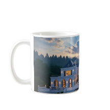 Gotiskt slott vid skymning – Lyxig naturmuggdesign