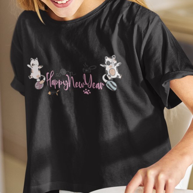 Gott nytt år mellan Kittens balanserade på ett gar T Shirt (Happy New Year Between Kittens Balanced On A Yarn T-Shirt)