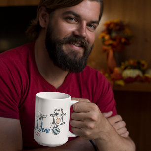 Gott nytt år mellan kittens på ett garn kaffemugg
