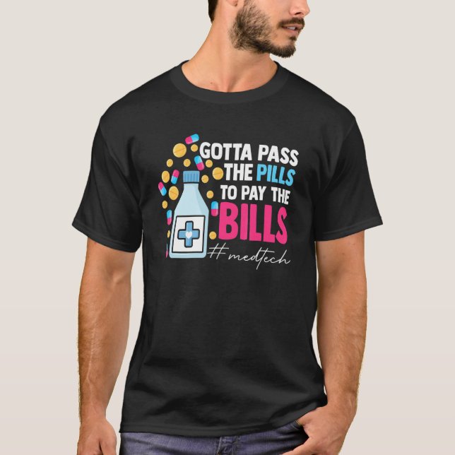 Gotta Pass The Pills To Pay The Bill Med Tech T Shirt (Framsida)
