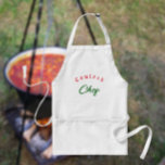 Goulash Chef Förkläde<br><div class="desc">Vita plattan med ord ’Goulash Chef’ i rött och grönt. Denna skarpa apron är perfekt för den manliga eller kvinnliga hemkocken som njuter av att förbereda måltider i det traditionella ungerska mode.</div>