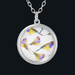 Gouldian finchfåglar i vattenfärg silverpläterat halsband<br><div class="desc">Röd hövdad male Gouldian finch eller måla för fåglar för vattenfärg för Erythrura gouldiaefågel</div>