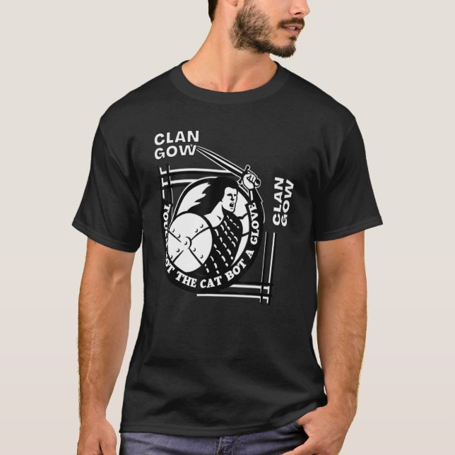 Gow Klan Gaelic Motto Swordsman T Shirt (Framsida)