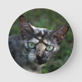 Grå Brun Vit Katt med Gröna Ögon Rund Klocka