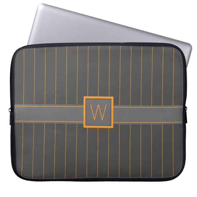Grå datorskydd med orange rand laptop sleeve (Framsidan)