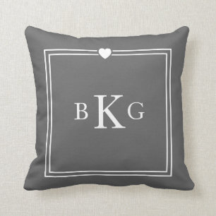 Grå färg för Monogram för hjärtagräns Kudde