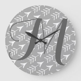 Grå färg- och vitpilar med monogramen stor klocka