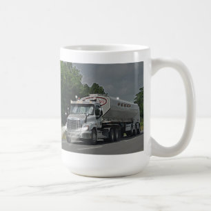 Grå färgnötkreatur matar Cisternlastbilen för Kaffemugg