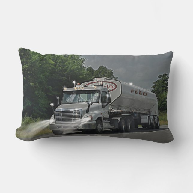 Grå färgnötkreatur matar Cisternlastbilen för Lumbarkudde (Framsida)