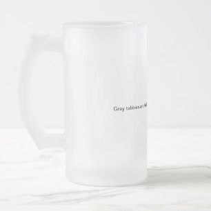Grå färgtabby katt frostat ölglas