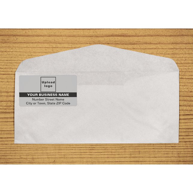 Grå fraktetikett med markerat varumärke fraktsedel (Gray with highlighted brand name shipping label on envelope)