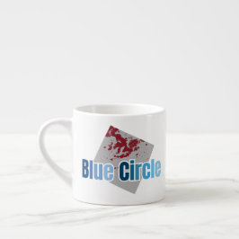Grå fyrkant med röd fläck och blå cirkeltext espressomugg