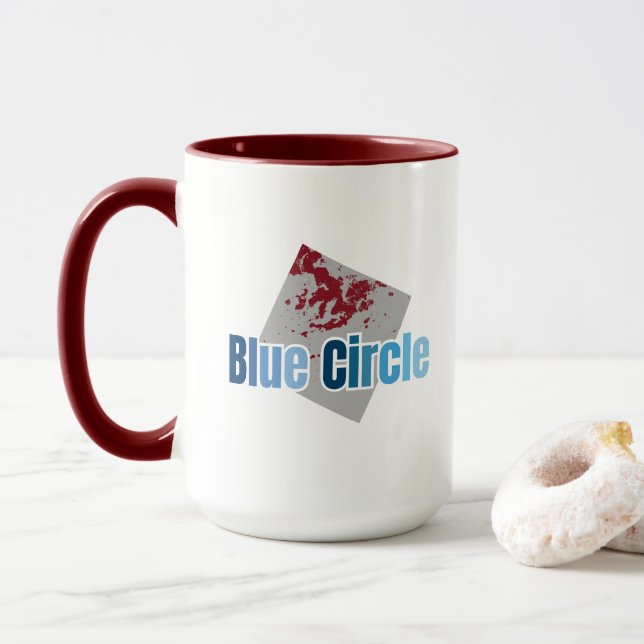 Grå fyrkant med röd fläck och blå cirkeltext mugg (Med munk)