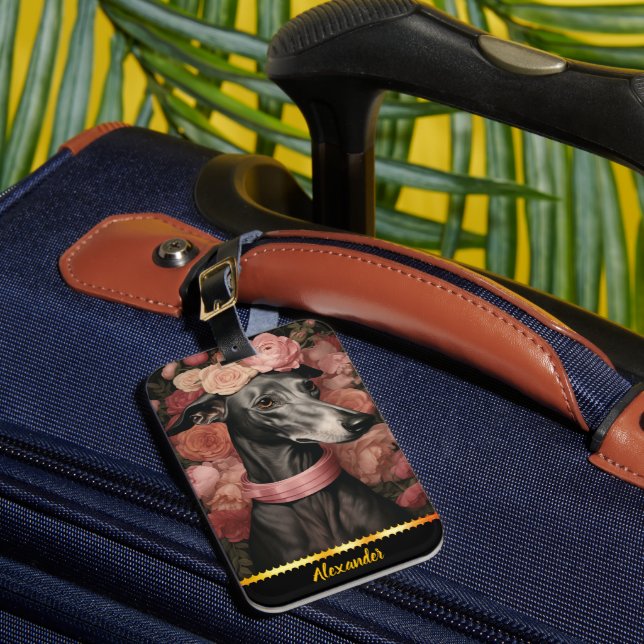 Grå greyhound omgiven av blomning i ro bagagebricka (Framsida Insitu 1)