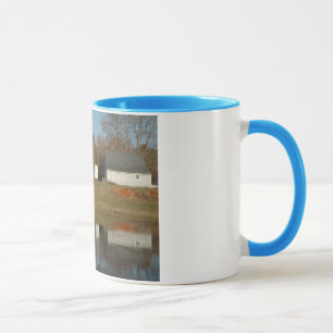 Grå ladugård - reflexioner av Serenity Mugg