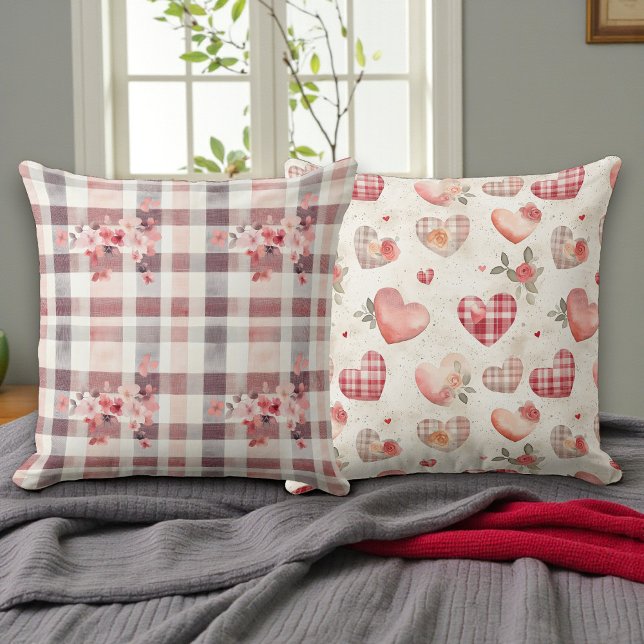Grå och röda gingham-hjärta dubbelsidig kudde (Skapare uppladdad)
