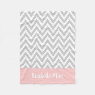 Grå och rosa chevron-barnnamn monogram fleecefilt