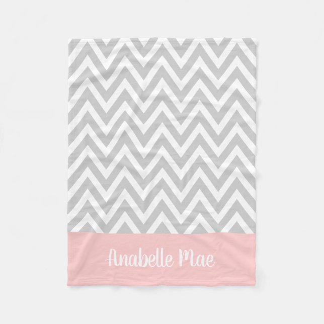 Grå och rosa chevron-barnnamn monogram fleecefilt (Framsidan)