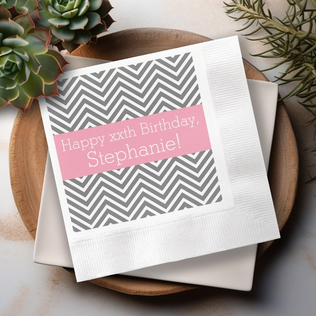 Grå och rosa chevroner - anpassade tryckta födelse pappersservett (Personalized cocktail and dinner napkins)