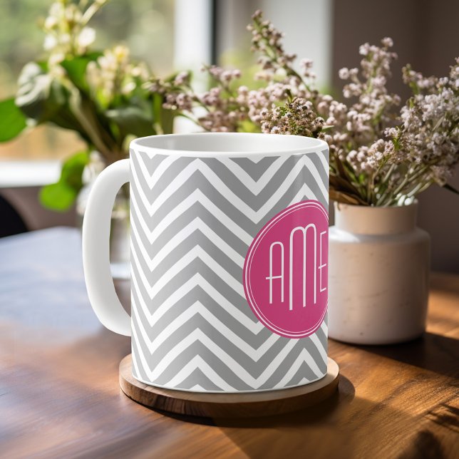 Grå och rosa chevroner med anpassad monogram kaffemugg (Mug template with monogram)