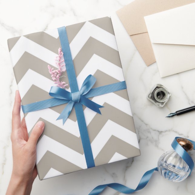 Grå och vit tjock Chevron bröllop födelsedag V4 Presentpapper (Gifting)