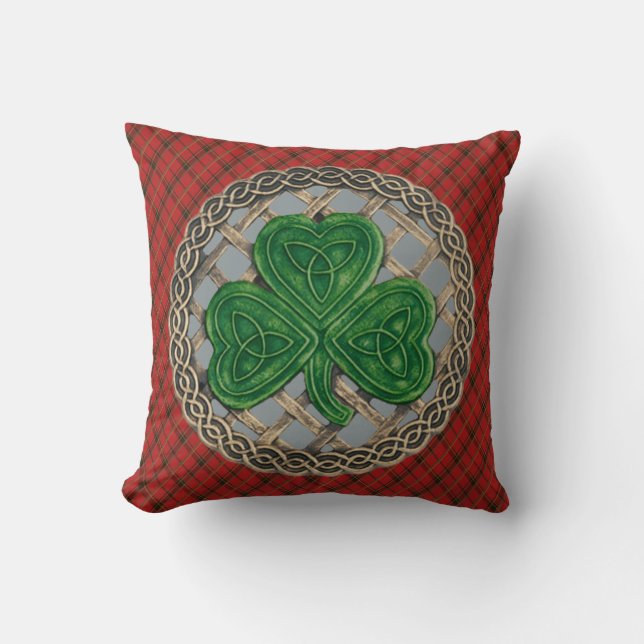 Grå Shamrock-keltiska knutar på röd rutig botten Kudde (Framsida)