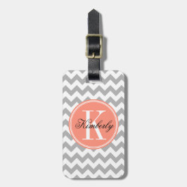 Grå sparre med korallmonogramen bagagebricka