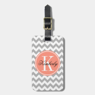 Grå sparre med korallmonogramen bagagebricka