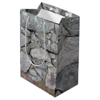 Grå stenar gammal stenmur