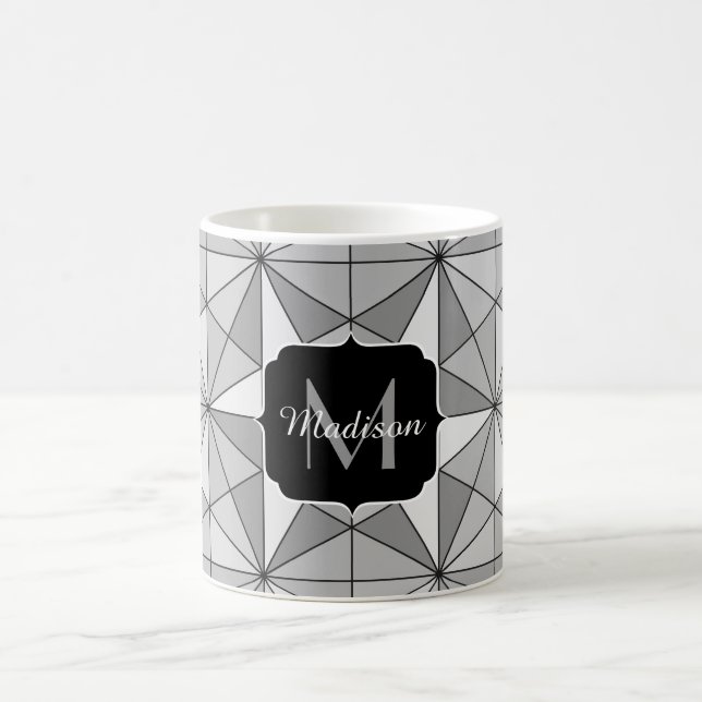 Grå svart vit Mosaik Triangel Mönster Monogram Kaffemugg (Center)