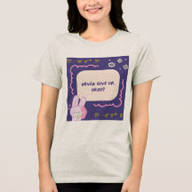 Grå t-shirt med rosa och lila illustrativt citat