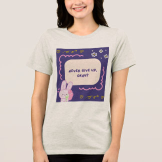 Grå t-shirt med rosa och lila illustrativt citat