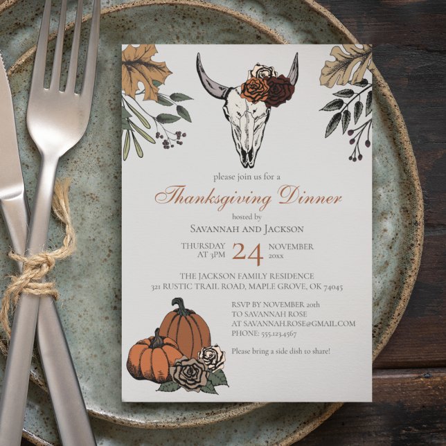 Grå västerländsk Thanksgiving ko-skalle höstskörd Inbjudningar (Western Thanksgiving Dinner Invite. Hand-Drawn Cow Skull, Pumpkins, Roses, Autumn Leaves & Berries.)