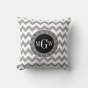 Grå Vit Chevron Svart Grekisk Nyckel 3 Monogram Kudde