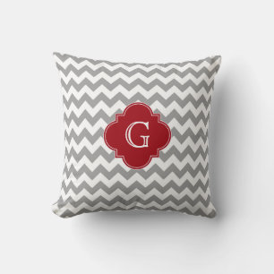 Grå Vit Chevron Tranbär Röd Fyrklöver Monogram Kudde