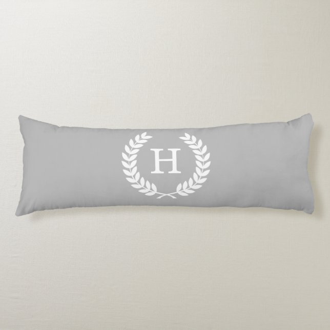 Grå Vit Vete Lager Krans Initial Monogram Kroppskudde (Framsidan)