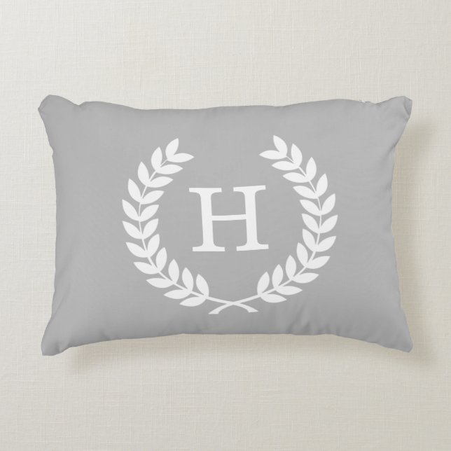 Grå Vit Vete Lager Krans Initial Monogram Prydnadskudde (Framsidan)