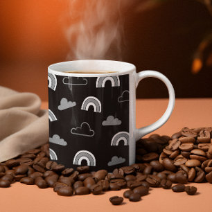 Gråa moln och regnbågar på svart klassisk mugg