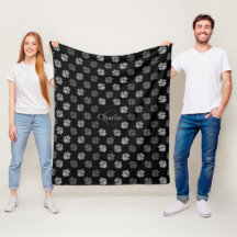 Gråa tassar på svart med monogram och namn
