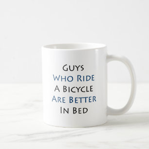 Grabbar, som rider en cykel, är bättre i säng kaffemugg