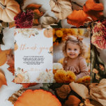 Grabbpipa första födelsedag - tackkort inbjudningar<br><div class="desc">Vi presenterar vårt lilla Pumpkin First Birthday Photo Tackyou Card, designat för att lägga till en personlig och charmerande beröring till dina tacksamhetsanteckningar. Det här kortet har en snygg pumpkindesign och är varm höst färger och ger utrymme för ett speciellt foto av ditt lilla. Perfekt för att ha uttryckt ditt...</div>