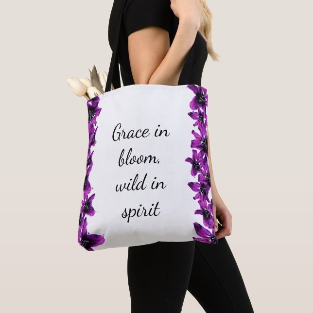 Grace in Bloom - Lila Lily Tote Bag Tygkasse (Närbild)