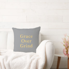 Grace Over Grind Minimalistcitat Grå Kudde