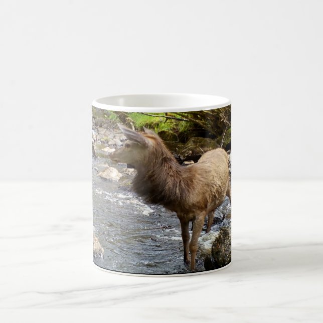 Graciös Highland Ung Röd Hjort Hjort Scenisk Konst Kaffemugg (Center)