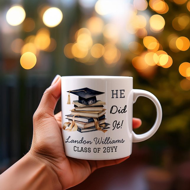 Grad Cap och Bokar Studenten gjorde det Kaffemugg ("HE Did It!"  Grad Cap and Books Name and Class Year Graduation Keepsake Coffee Mug)
