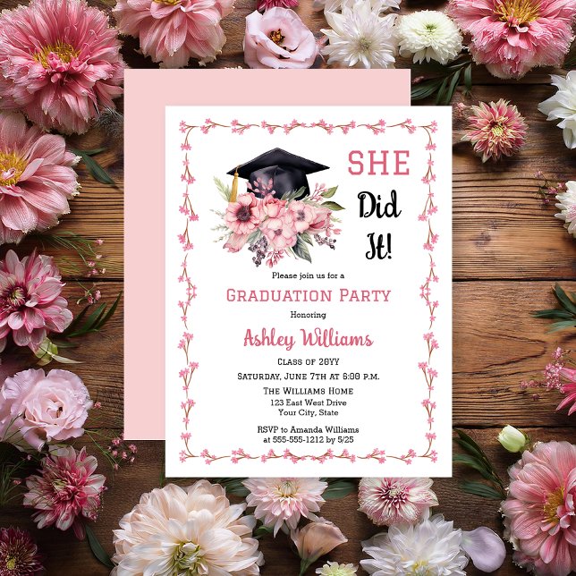 Grad Cap och Rosa Blommigt... Hon gjorde det Party Inbjudningar (Grad Cap and Pink Floral Swag Bouquet "SHE Did It!" Graduation Party Invitation - Print | Digital)